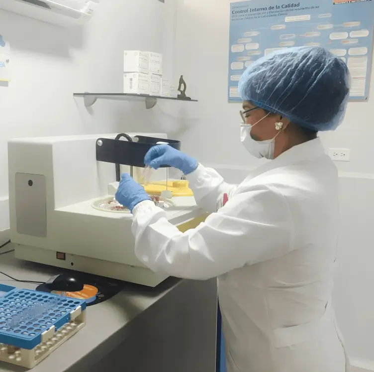 Doctora Betty Mercado Niebles Bacterióloga Gerente del BMN, realizando examnes medicos